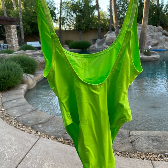 SKIMS Scoop Neck One Piece - Limited Edition Neon Green 🔥💚 Sold Out Online! - Picture 4 of 6